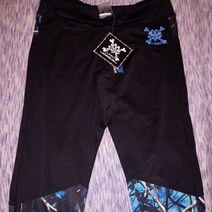 Undertow camo capris size Large